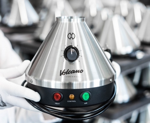 Volcano Classic Vaporizer Volcano Classic Vaporizer vom Produktionsmitarbeiter in Staubschutzhandschuhen Präsentiert.